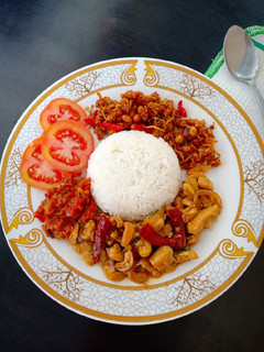 Foto resep Nasi Tumis Ayam Kacang Mede, Kering Tempe Teri & Sambal Kemangi