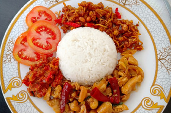 Resep Nasi Tumis Ayam Kacang Mede, Kering Tempe Teri &amp; Sambal Kemangi Kekinian