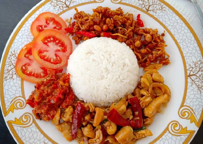 Nasi Tumis Ayam Kacang Mede, Kering Tempe Teri & Sambal Kemangi