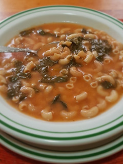 Una foto de Sopa de coditos con espinacas