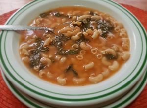 Una foto de Sopa de coditos con espinacas