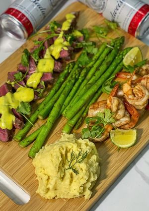 Hình của món Surf n Turf (Steak và hải sản).