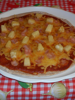 Una foto de Pizza hawaiana casera