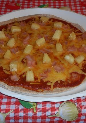 Una foto de Pizza hawaiana casera