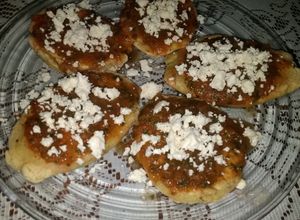 Una foto de Tlayoyos de arvejas / tlacoyos de chícharo dorado (amarillo)