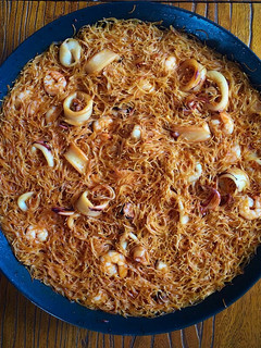 Una foto de Fideuà integral con calamares y langostinos