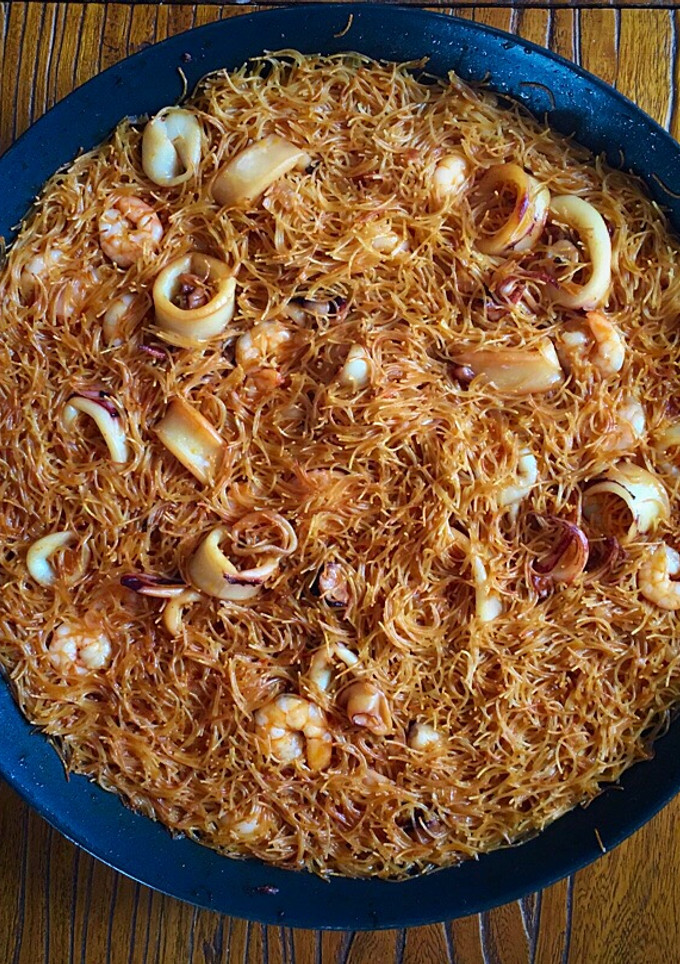 Una foto de Fideuà integral con calamares y langostinos