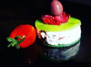 Una foto di lattuga pomodoro