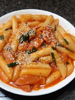 Hình của món Bánh gạo cay (tokbokki).