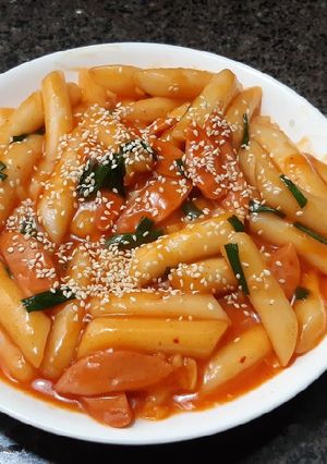 Hình của món Bánh gạo cay (tokbokki).