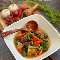A picture of Sour Spicy Beef Soup (Asem Asem Daging).