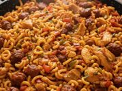 Una foto de fideua chorizo