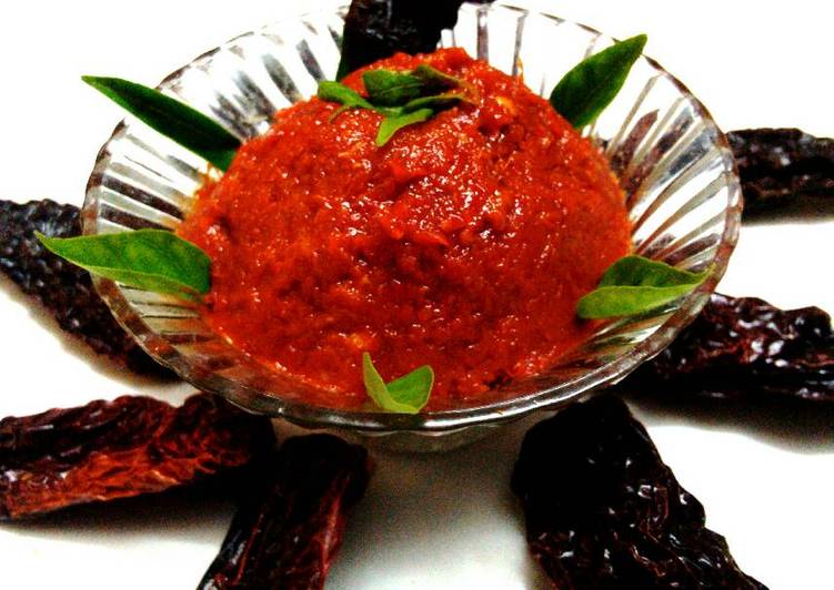 Recipe of Favorite KHOLHAPURI THECHA (Red chilli Chutney)