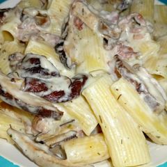 A picture of Creamy mushroom & bacon pasta.