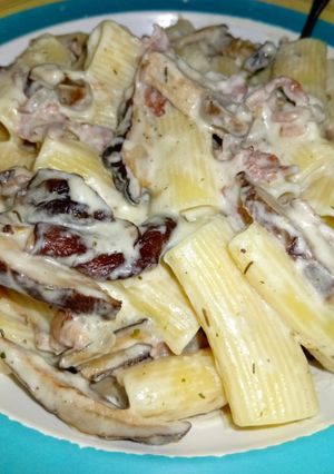 A picture of Creamy mushroom & bacon pasta.