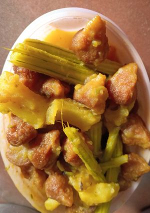 ডাঁটা আলু বড়ি তরকারি(data aloo borir torkari recipe in Bengali) রেসিপির প্রধান ছবি