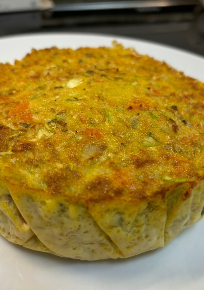 Una foto de Tortilla de calabacín, zanahoria y cebolla en Airfryer Cosori