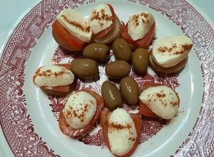 Una foto de Papines con cherry y boconccinos