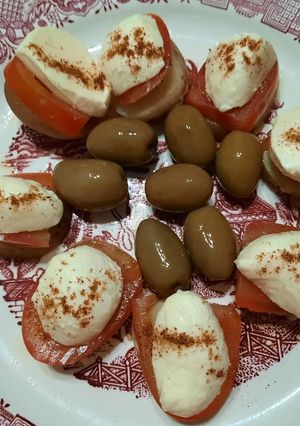 Una foto de Papines con cherry y boconccinos
