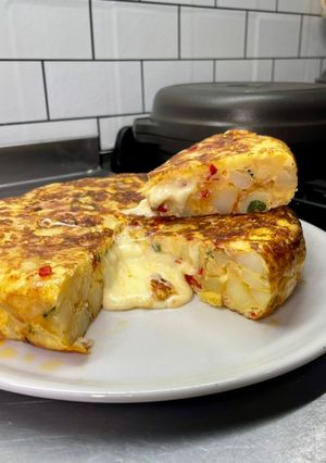 Una foto de Tortilla de papas rellena
