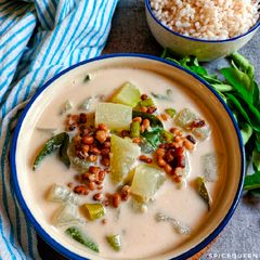 A picture of Olan / Pumpkin and black eyed bean curry.