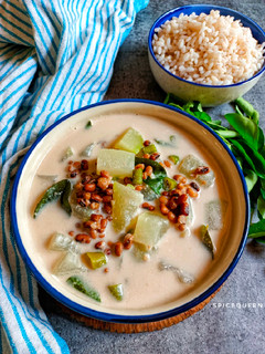 A picture of Olan / Pumpkin and black eyed bean curry.