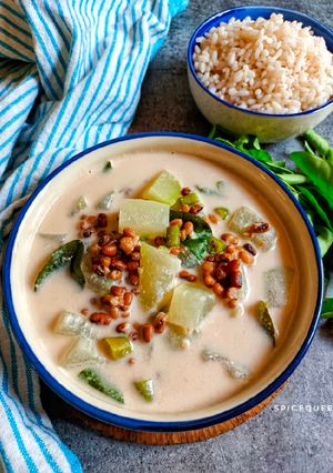 A picture of Olan / Pumpkin and black eyed bean curry.