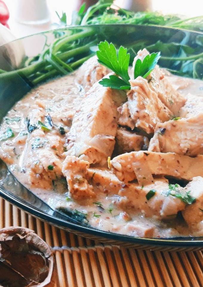 Курица по-грузински под соусом сациви