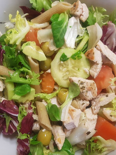 Una foto de Ensalada de pasta con pavo saludable