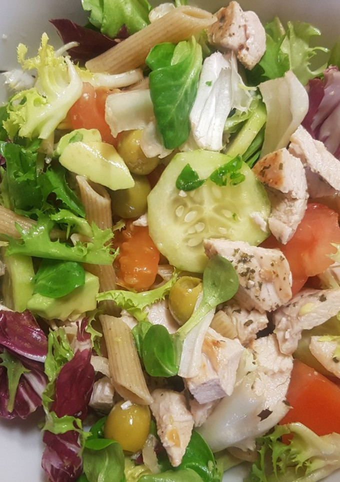Una foto de Ensalada de pasta con pavo saludable
