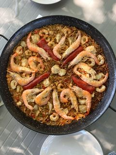 Una foto de Fideuà de caballa y gambones