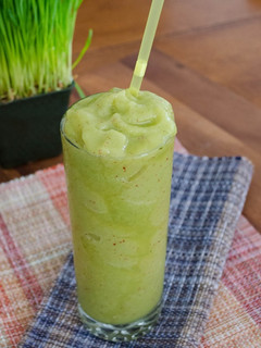 Una foto de Smoothie verde de PASTO DE TRIGO