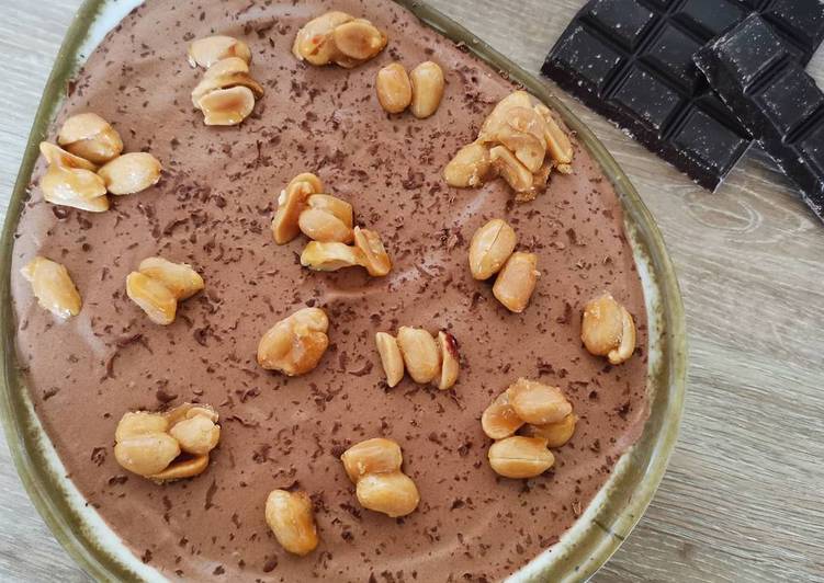 La Meilleur Recette De Mousse au chocolat &amp; cacahuètes caramélisées