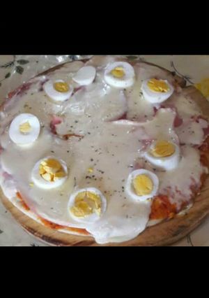 Una foto de Pizza casera con jamón y huevo duro😋