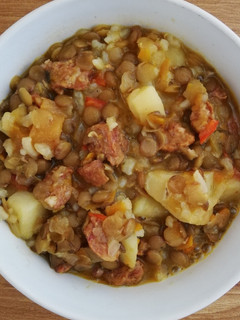 Una foto de Guiso de lentejas con longaniza