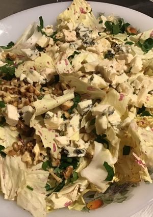 Une photo de Salade castelfranco aux noix roquefort et persil