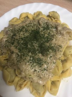 Una foto de 123. Tortellini con salsa de trufa y champiñones (principal pasta)