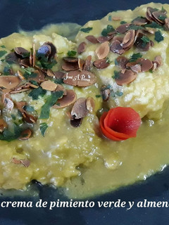 Foto principal de Cazón en crema de pimiento verde y almendras tostadas