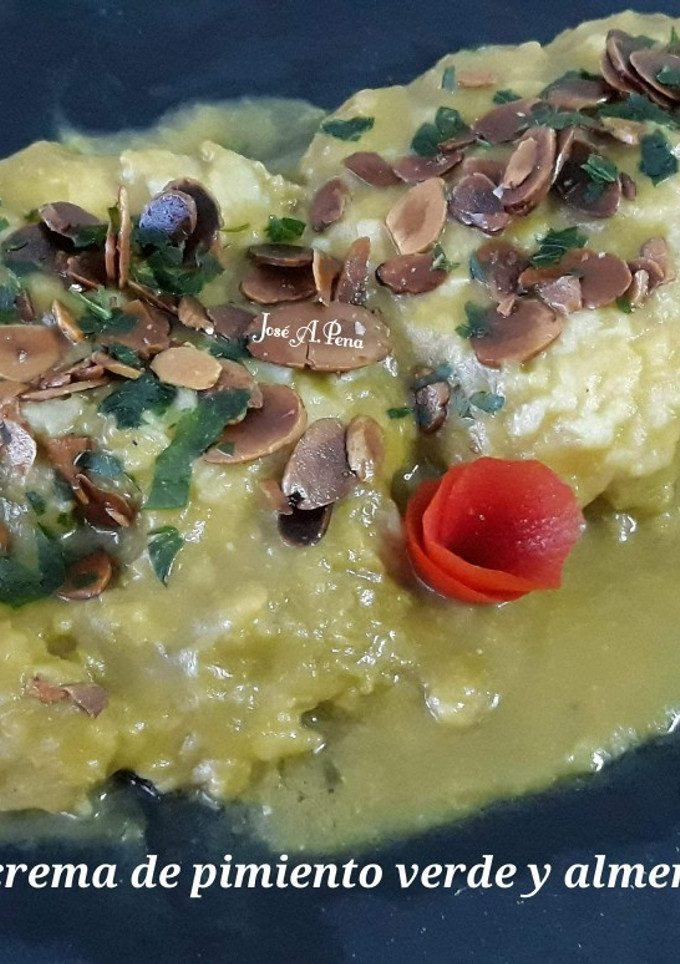 Una foto de Cazón en crema de pimiento verde y almendras tostadas