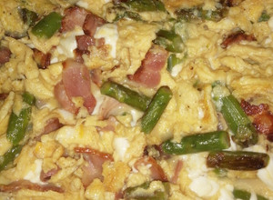 Foto principal de Huevos revueltos con espárragos trigueros, bacon y queso