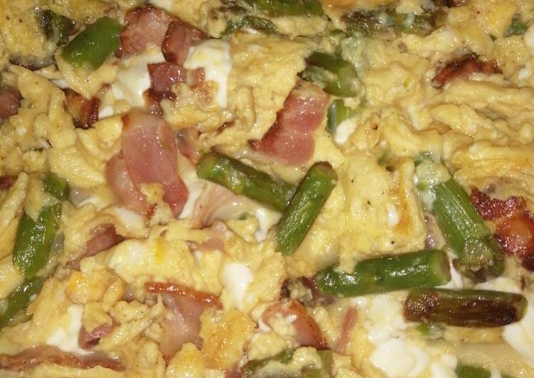 Huevos revueltos con espárragos trigueros, bacon y queso