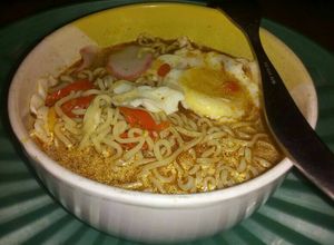 Foto resep Mie Sedap Kari ala alaa seblak jeletot dengan telur ½ matang