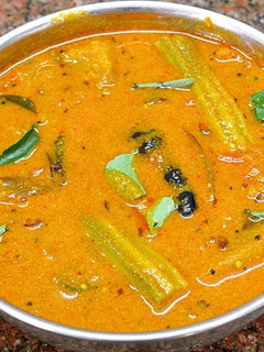 கத்தரிக்காய் முருங்கைக்காய் உருளைக்கிழங்கு புளிக்குழம்பு செய்முறை முக்கிய புகைப்படம்
