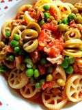Ruote con piselli, olive,tonno e pomodoro