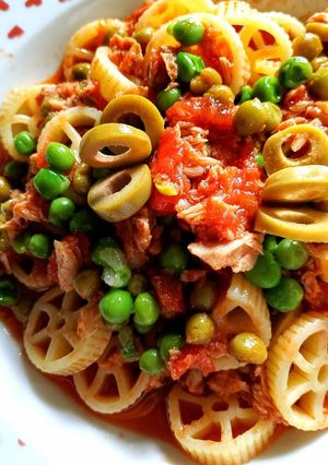 Foto di Ruote con piselli, olive,tonno e pomodoro