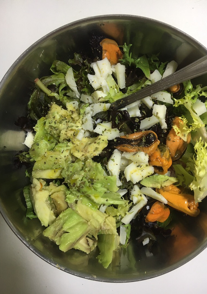 Una foto de Ensalada improvisada con mejillones