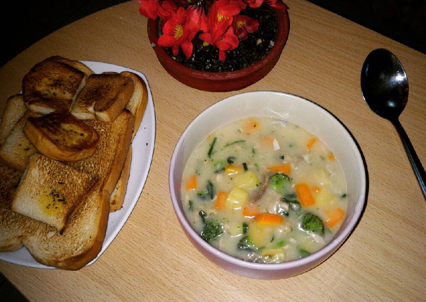Creamy chicken soup with toast