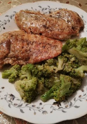 O poză a rețetei Piept de pui pe grill cu broccoli tras în unt la tigaie.