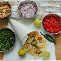 A picture of Mumbai roadside sukha bhel.