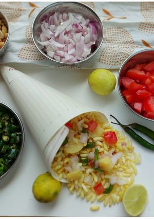 A picture of Mumbai roadside sukha bhel.